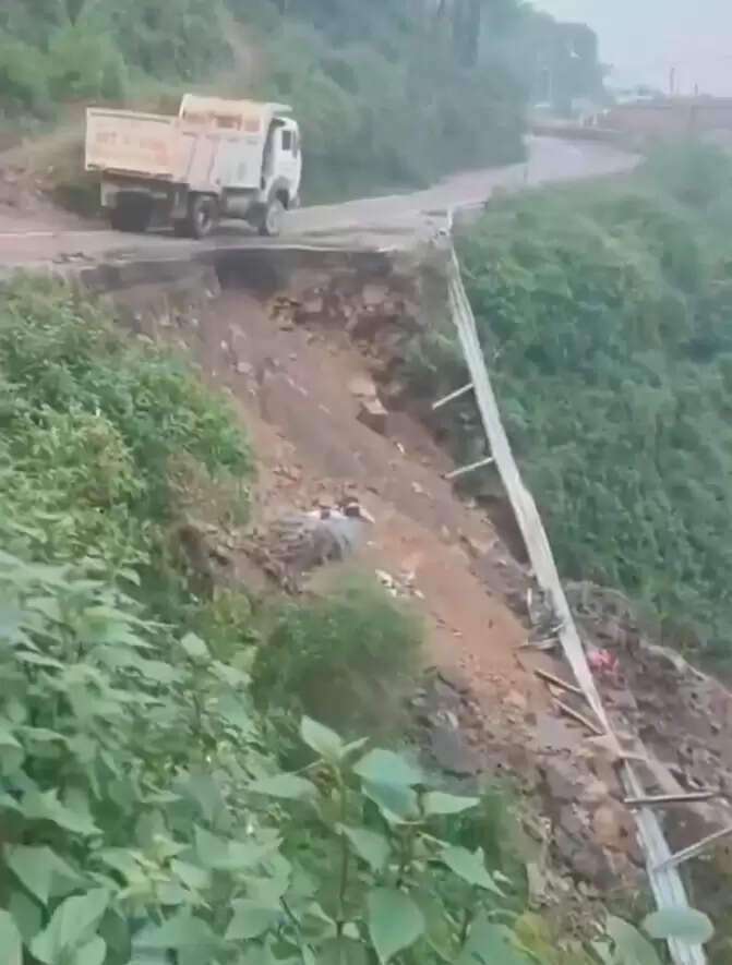 &nbsp;&nbsp;हिमाचल में व्यापक वर्षा, चंबा में नेशनल हाइवे धंसा, गाड़ियां गिरीं, 647 सड़कें बंद, अब तक 394 मौतें
