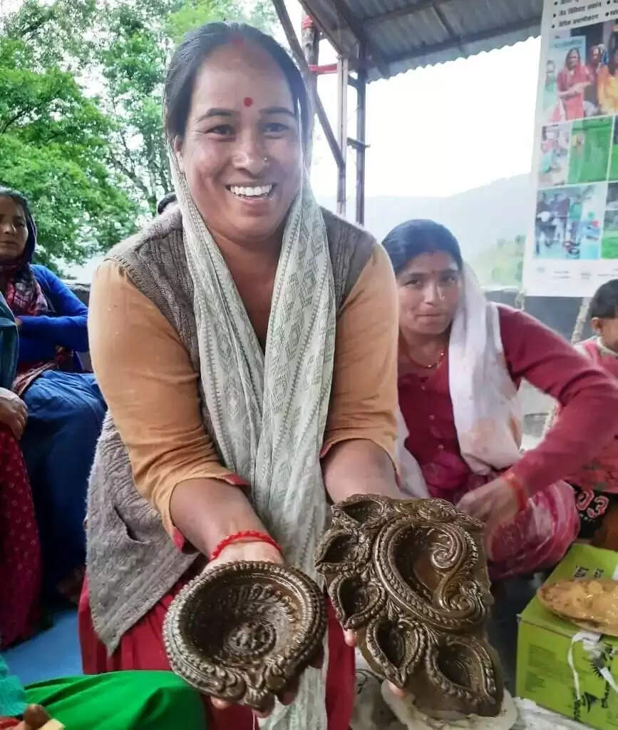 नई पहलः गाय के गोबर से महिलाऐं बना रही मूर्ति व सजावट का सामान