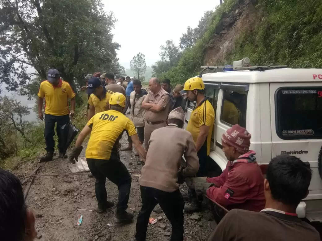 गुमखाल में वाहन खाई में गिरा, तीन लोगों की मौत