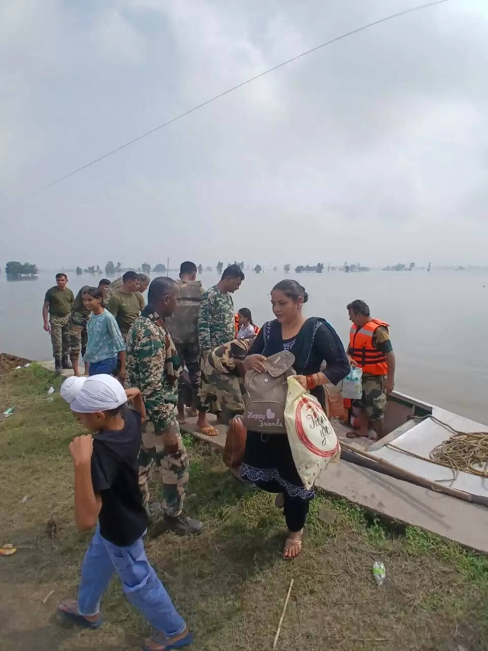 &nbsp;पंजाब में बाढ़ संकट के बीच बीएसएफ ने राहत अभियान तेज किया