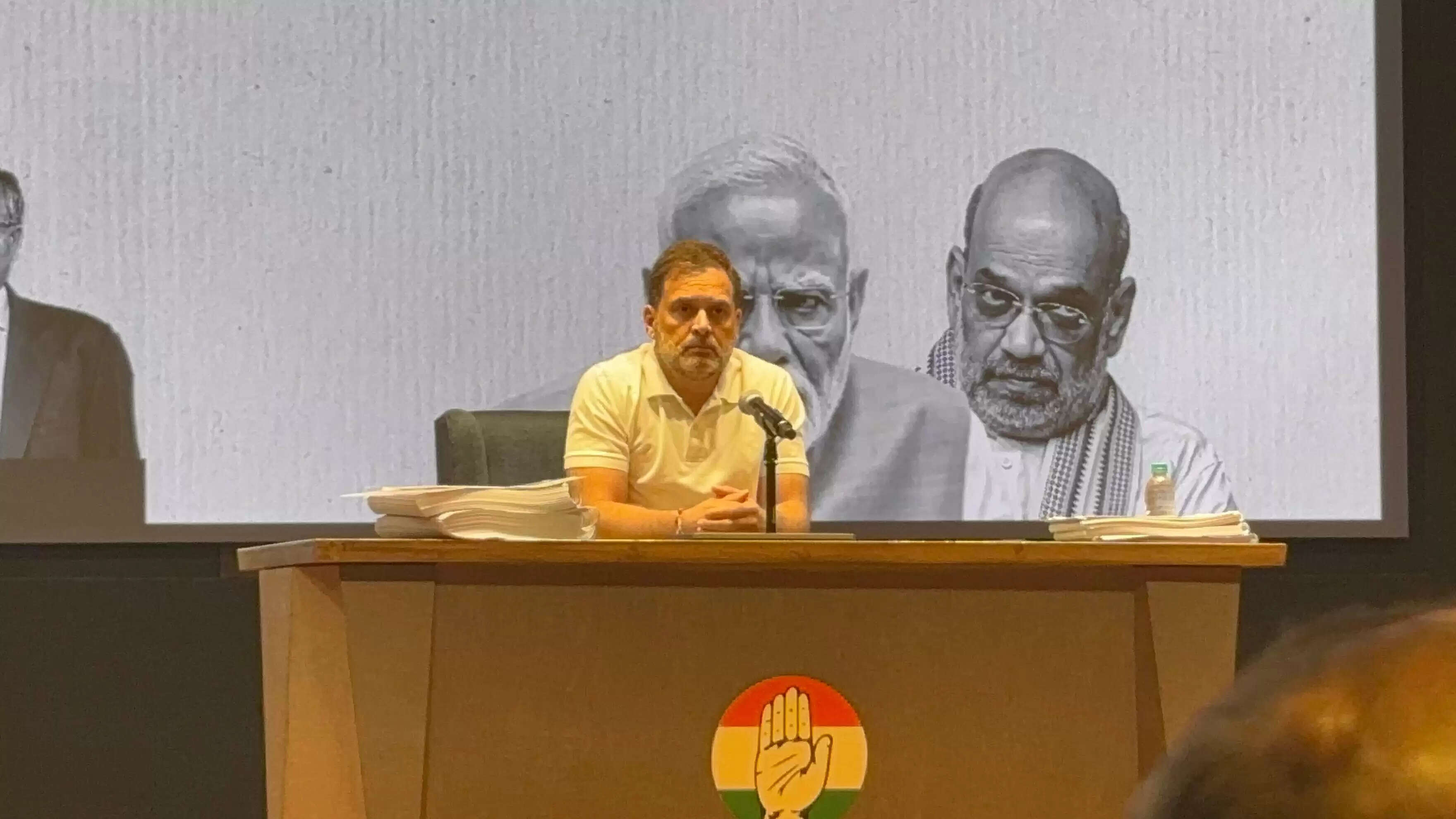 &nbsp;&nbsp;गुजरात की अनाम पार्टियों को मिले 4300 करोड़ के चंदे को लेकर राहुल ने चुनाव आयोग को घेरा