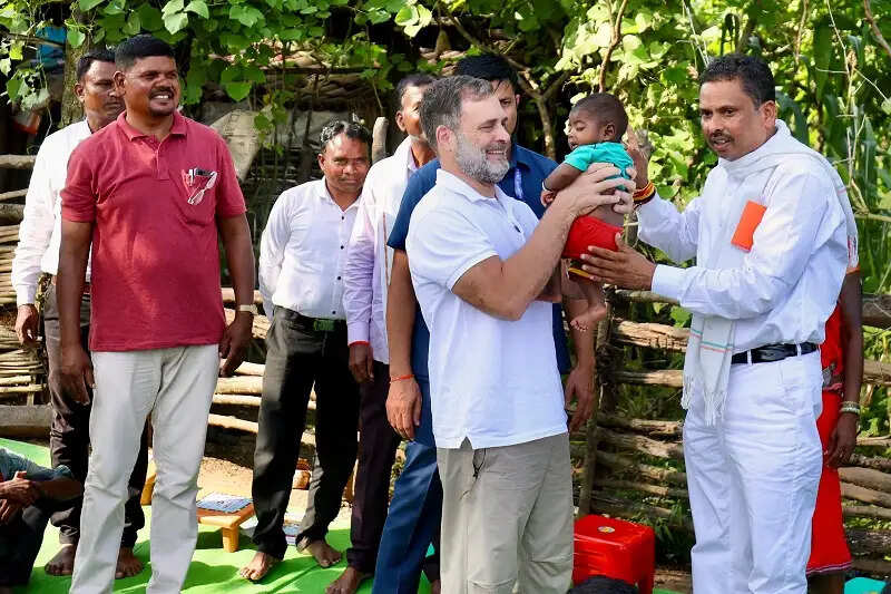 मप्र के बालाघाट में मृत बच्चों के परिवारों से मिले राहुल गांधी, बोले- आदिवासी देश के मालिक, इन्हें हक मिले