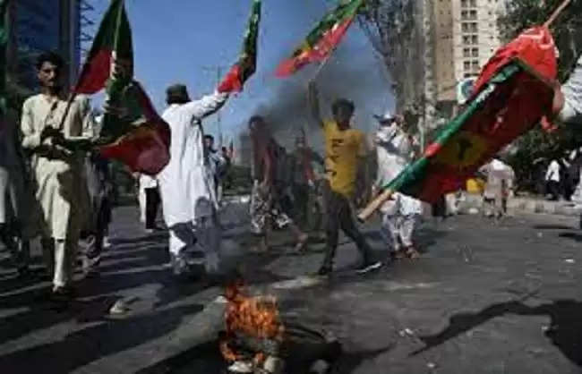 पाकिस्तान में उबालः सेना मुख्यालय में घुसे प्रदर्शनकारी, पूरे देश में आगजनी व हिंसा​​​​​​​