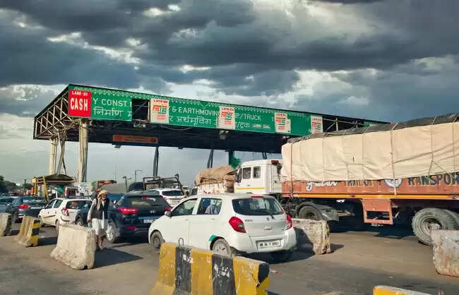 &nbsp;बिना फास्टैग के नकद भुगतान करने वालों को 15 नवंबर से देना होगा दोगुना टोल ​​​​​​​&nbsp;