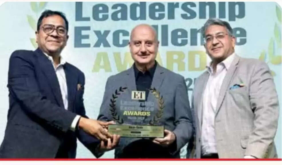 &nbsp;युवा उद्योगपति अमन गुप्ता अभिनेता अनुपम खेर के हाथों &nbsp;बिजनेस लीडर अवार्ड से सम्मानित