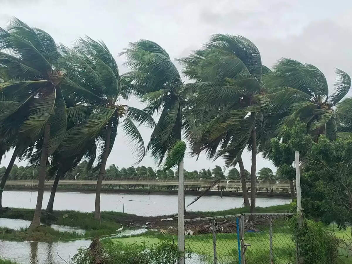 मोंथा के प्रभाव से तेलंगाना के 16 जिलों में अचानक बाढ़ का खतरा, 127 ट्रेनें अस्थायी तौर पर रद्द