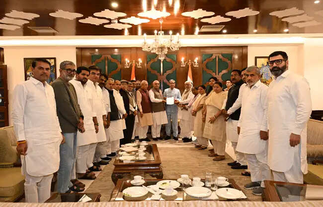 &nbsp;कांग्रेस&nbsp;ने&nbsp;राज्यसभा चुनावों में धांधली का&nbsp;आराेप&nbsp;लगा&nbsp;राज्यपाल काे&nbsp;दिया&nbsp;ज्ञापन