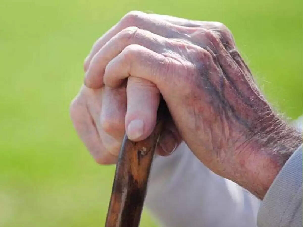 बुजुर्ग मां के एटीएम से बेटे-बहू ने निकाले 83 हजार, विरोध पर मारपीट