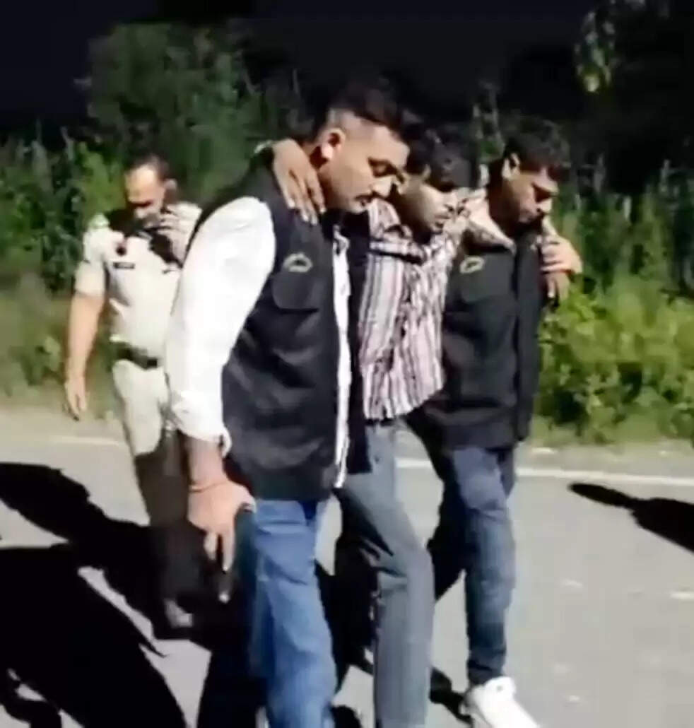 एल्विश यादव के घर फायरिंग का आरोपी मुठभेड़ में गिरफ्तार, पैर में लगी गाेली