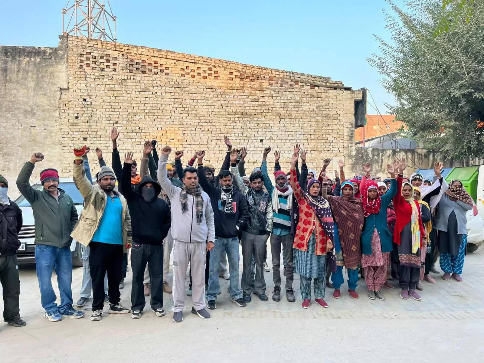 नपा ठेकेदार से परेशान सफाई कर्मचारियों ने किया प्रदर्शन