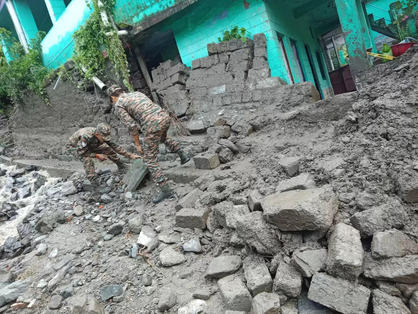 &nbsp;उत्तराखंड के थराली में बादल फटने से भारी तबाही, एक युवती की मौत, एक लापता