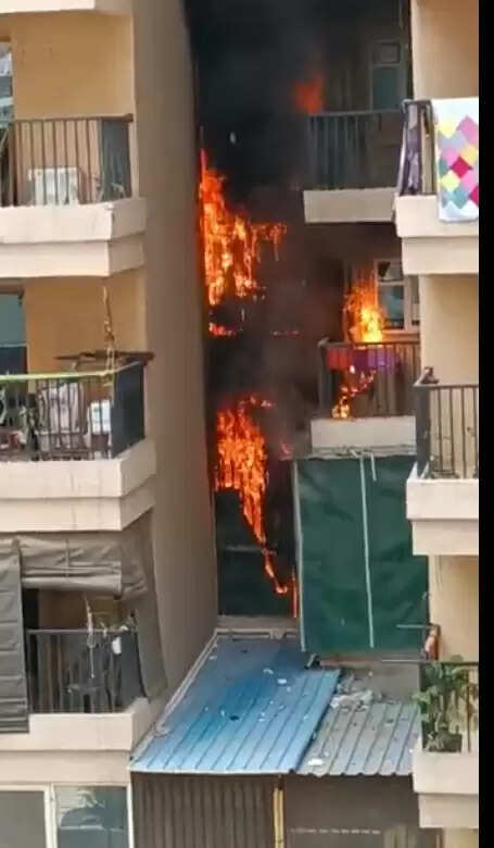 &nbsp;ग्रेटर नोएडा: गौर सिटी 14 एवेन्यू में आग लगने से मची अफरा-तफरी​​​​​​​&nbsp;