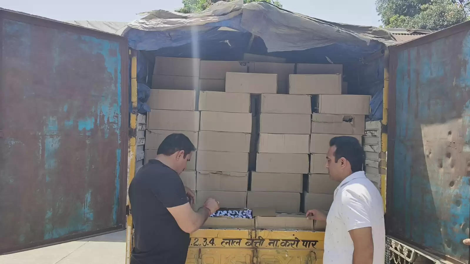  यमुनानगर : क्राइम ब्रांच ने 300 पेटी देसी शराब से भरा ट्रक पकड़ा