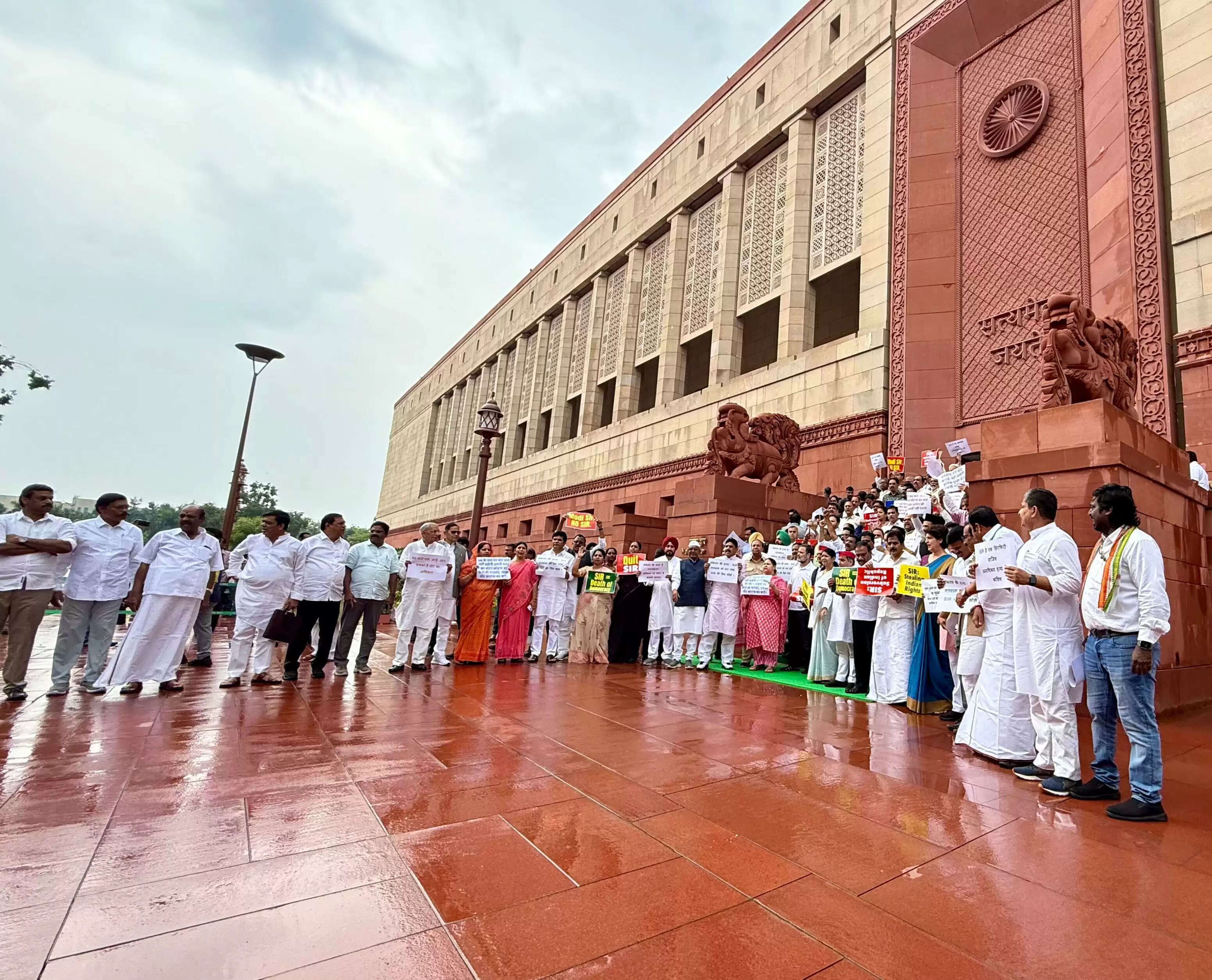 &nbsp;विपक्ष का एसआईआर के खिलाफ संसद परिसर में प्रदर्शन