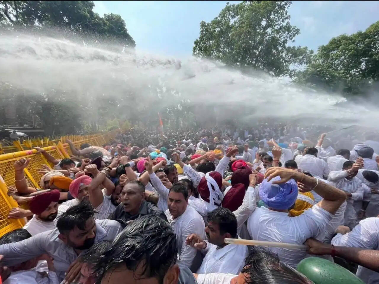 &nbsp;&nbsp;गुलजार सिंह आत्महत्या मामले में चीमा के इस्तीफे की मांग, कांग्रेस ने चंडीगढ़ में किया प्रदर्शन