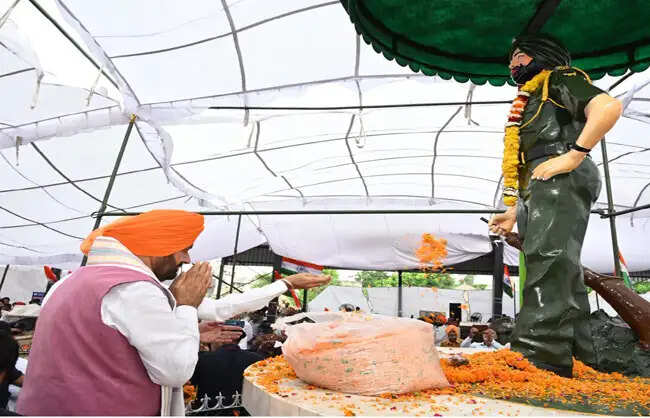 &nbsp;&nbsp;मुख्यमंत्री नायब सिंह सैनी ने कारगिल युद्ध के अमर शहीद नायक मलकीत सिंह को दी श्रद्धांजलि