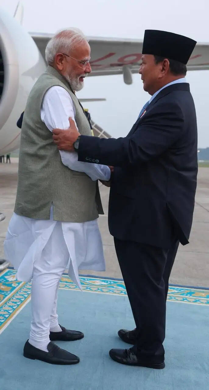 प्रधानमंत्री मोदी का इंडोनेशिया में भव्य स्वागत, राष्ट्रपति सुबियांतो स्वयं पहुंचे हवाई अड्डे