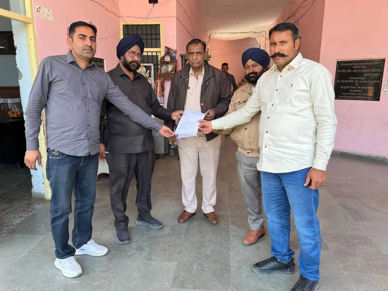 फायर कर्मचारियों ने फायर अधिकारी को सौंपा ज्ञापन