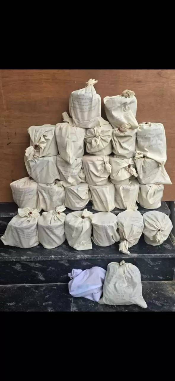 &nbsp;&nbsp;विदेशी गैंगस्टर हैप्पी जट्ट के नशा तस्करी मॉड्यूल का भंडाफोड़, 25.9 किलोग्राम हेरोइन&nbsp;बरामद
