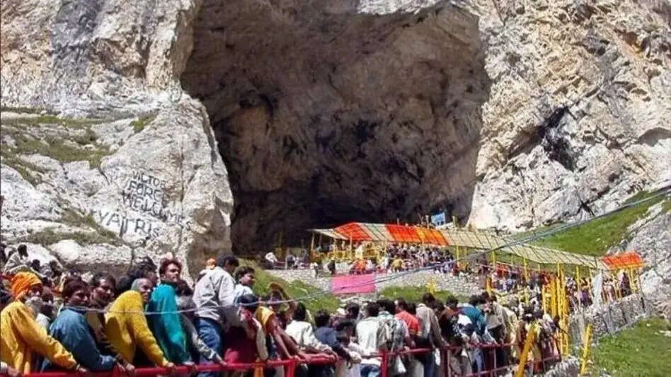 अमरनाथ धाम के लिए 11वें जत्थे में 9,153 से ज्यादा तीर्थयात्री कड़ी सुरक्षा के बीच रवाना
