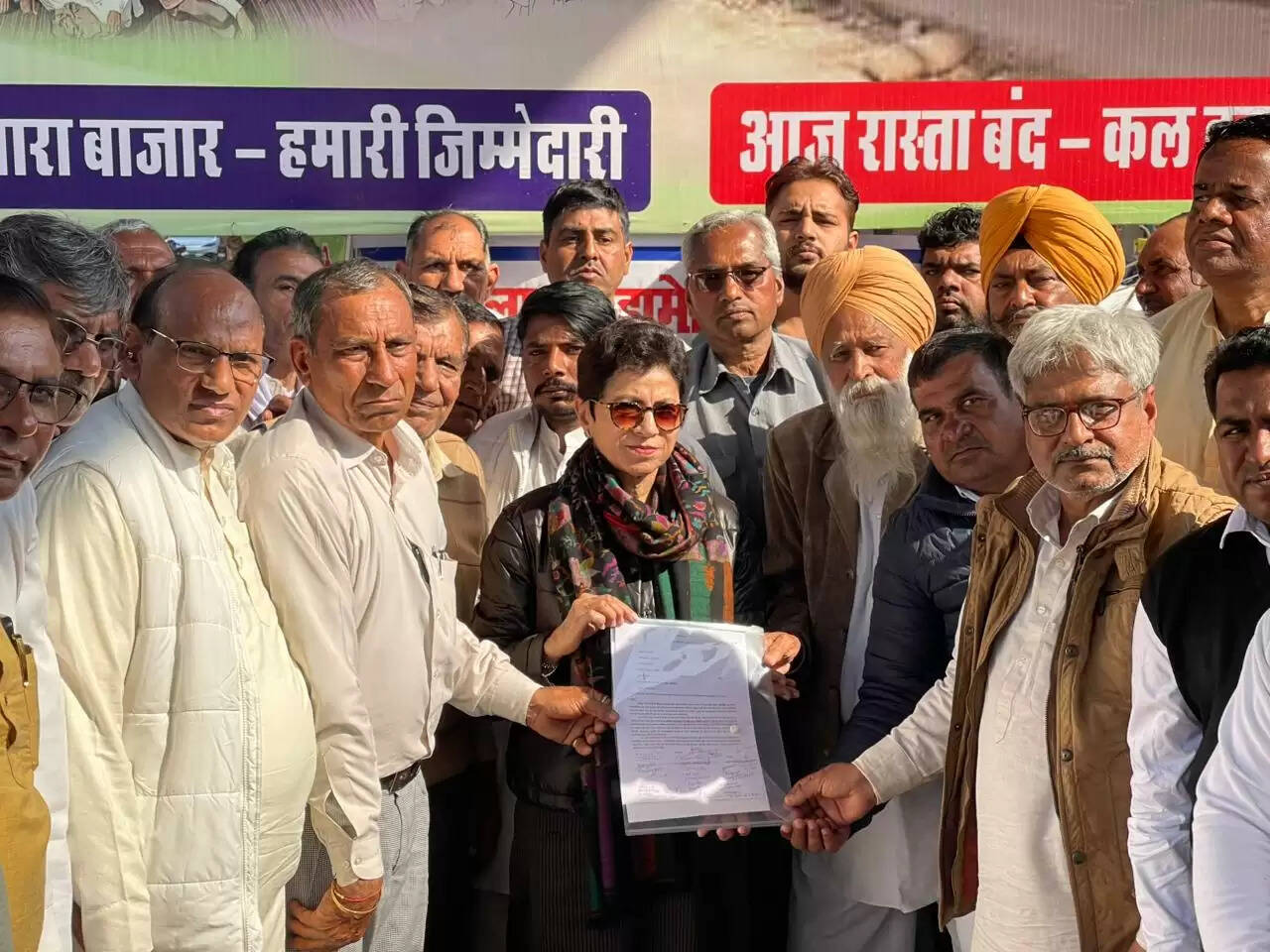 &nbsp; उकलाना अंडरपास धरने पर पहुंचीं सांसद सैलजा, सरकार को लगाई फटकार  -जल्द उच्चाधिकारियों से रिपोर्ट तलब कर समाधान करवाने का दिया आश्वासन