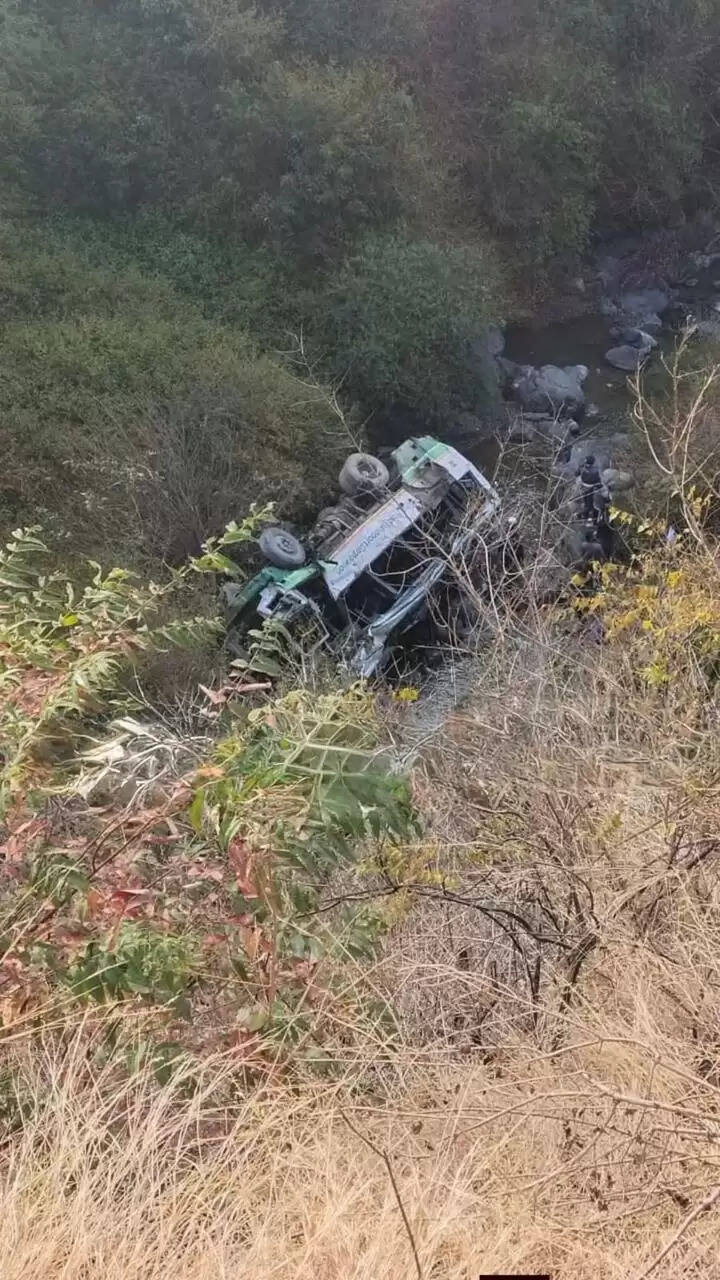 &nbsp;&nbsp;हिमाचल पथ परिवहन निगम की बस उत्तराखंड में खाई में गिरी, तीन की मौत, कई घायल