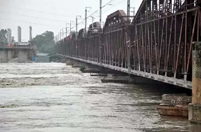 दिल्ली में आज शाम यमुना नदी फिर पार कर सकती है खतरे का निशान
