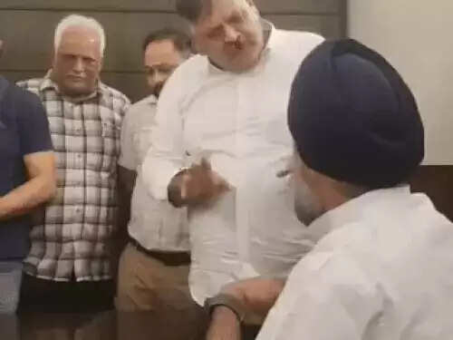 &nbsp; पंजाब के पूर्व अकाली मंत्री मजीठिया गिरफ्तार:मोहाली ले जा रही विजिलेंस; मजीठिया ने टीम से बहस का VIDEO भी जारी किया था