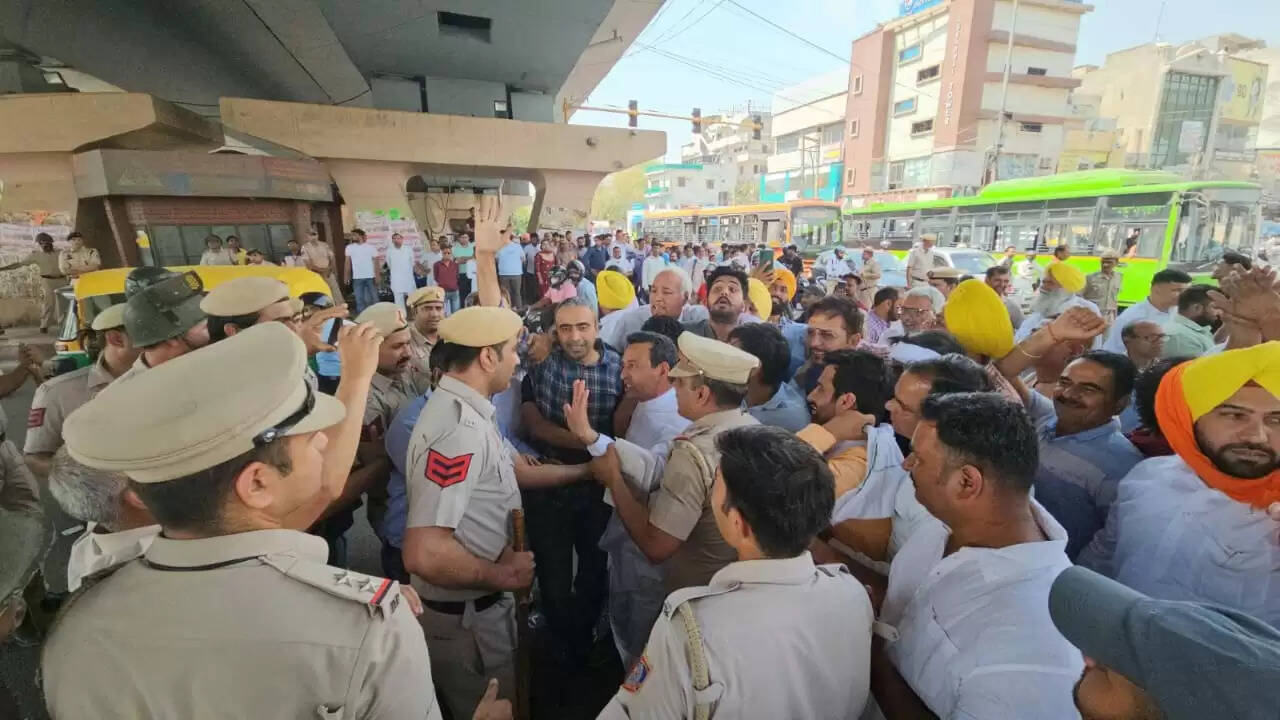 दिल्ली में मुख्यमंत्री अरविंद केजरीवाल को सीबीआई के सम्मन के विरोध में आप नेताओं का प्रदर्शन