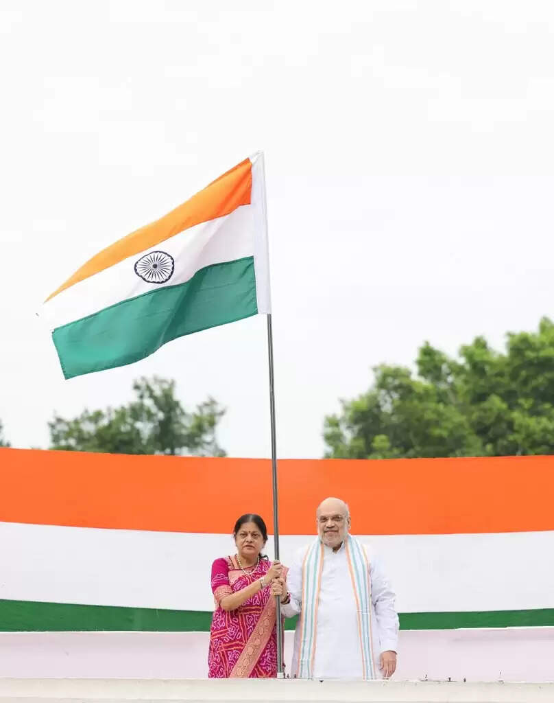 &nbsp;&nbsp;हर घर तिरंगाः अमित शाह ने अपने आवास पर फहराया तिरंगा
