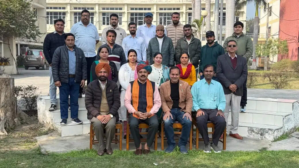 &nbsp;हर अधिकारी एक &lsquo;अमृत सरोवर&rsquo; गोद ले : डॉ. चौहान