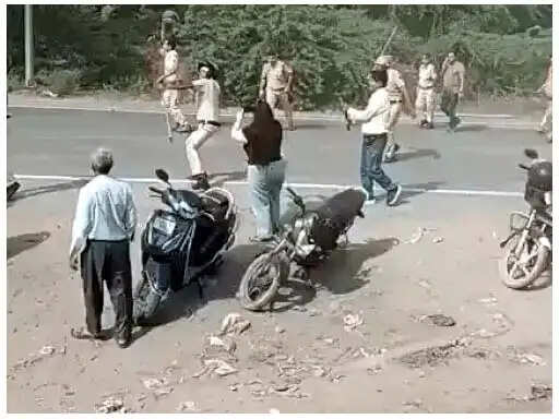 धरने पर बैठे ग्रामीण और पुलिस के बीच झड़प, हुआ पथराव