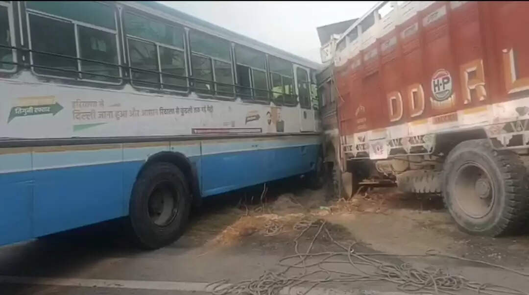 &nbsp;जींद में घने कोहरे से स्कूल बस सहित&nbsp;चार&nbsp;वाहन&nbsp;आपस में टकराए, सभी यात्री सुरक्षित ​​​​​​​