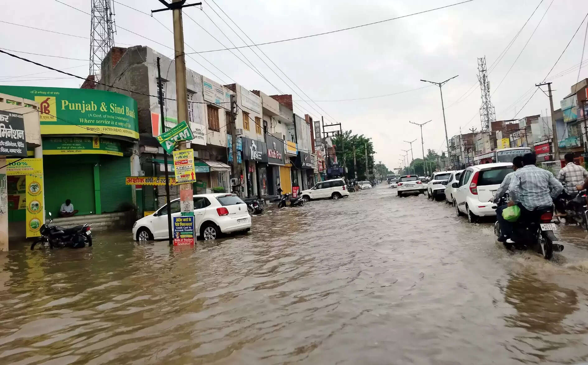 फतेहाबाद में 24 घंटे में बरसा 132 एमएम पानी, स्कूलों में घुसा पानी, फसल को नुकसान