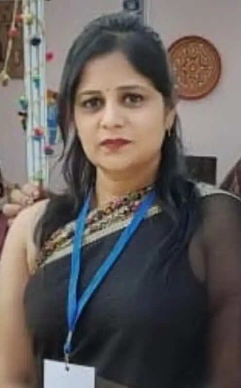 मानव मन बहुत जटिल और शक्तिशाली होता है। मनोविज्ञान के अनुसार हमारे मन को मुख्य रूप से तीन भागों में बाँटा जाता है&mdash;कॉन्शस माइंड (Conscious Mind), सबकॉन्शस माइंड (Subconscious Mind) और अनकॉन्शस माइंड (Unconscious Mind)। इन तीनों स्तरों का हमारे विचारों, भावनाओं और व्यवहार पर गहरा प्रभाव पड़ता है। इन्हें समझना हमारे व्यक्तित्व और जीवन को बेहतर बनाने में मदद करता है। 1. कॉन्शस माइंड (Conscious Mind) कॉन्शस माइंड हमारे मन का वह भाग है जिससे हम पूरी तरह से जागरूक होते हैं। यह वर्तमान समय में सोचने, समझने और निर्णय लेने का काम करता है। जब हम पढ़ाई करते हैं, किसी समस्या का समाधान खोजते हैं या कोई निर्णय लेते हैं, तब हमारा कॉन्शस माइंड सक्रिय होता है। उदाहरण के लिए, जब आप किसी गणित के सवाल को हल कर रहे होते हैं या किसी से बातचीत कर रहे होते हैं, तब आप अपने कॉन्शस माइंड का उपयोग कर रहे होते हैं। यह मन का वह हिस्सा है जो तर्क और विश्लेषण के आधार पर काम करता है। हालांकि, इसकी क्षमता सीमित होती है और यह एक समय में सीमित जानकारी पर ही ध्यान केंद्रित कर सकता है। 2. सबकॉन्शस माइंड (Subconscious Mind) सबकॉन्शस माइंड हमारे मन का वह हिस्सा है जो हमारी आदतों, भावनाओं, विश्वासों और यादों को संग्रहित करके रखता है। यह सीधे हमारे व्यवहार को प्रभावित करता है, भले ही हमें इसका पता न हो। जब हम कोई काम बार-बार करते हैं, तो वह हमारी आदत बन जाता है और सबकॉन्शस माइंड में दर्ज हो जाता है। जैसे साइकिल चलाना, गाड़ी चलाना या रोज़ सुबह उठकर तैयार होना&mdash;ये सब धीरे-धीरे सबकॉन्शस माइंड का हिस्सा बन जाते हैं। सबकॉन्शस माइंड बहुत शक्तिशाली होता है। सकारात्मक सोच, आत्मविश्वास और प्रेरणा भी इसी स्तर से प्रभावित होती है। इसलिए कई मनोवैज्ञानिक मानते हैं कि अगर हम अपने सबकॉन्शस माइंड को सकारात्मक विचारों से भरें, तो जीवन में सफलता और संतुलन प्राप्त किया जा सकता है। 3. अनकॉन्शस माइंड (Unconscious Mind) अनकॉन्शस माइंड मन का सबसे गहरा और रहस्यमय हिस्सा होता है। इसमें वे अनुभव, भावनाएँ और यादें छिपी होती हैं जो हमें सीधे याद नहीं रहतीं, लेकिन वे हमारे व्यवहार को प्रभावित करती रहती हैं। कई बार बचपन के अनुभव, डर, या दबे हुए भाव अनकॉन्शस माइंड में चले जाते हैं। बाद में ये हमारे व्यवहार, प्रतिक्रियाओं और भावनाओं को प्रभावित कर सकते हैं। उदाहरण के लिए, किसी व्यक्ति को बिना किसी स्पष्ट कारण के किसी चीज़ से डर लग सकता है, जिसका कारण उसके अनकॉन्शस माइंड में छिपा कोई पुराना अनुभव हो सकता है। निष्कर्ष कॉन्शस, सबकॉन्शस और अनकॉन्शस माइंड&mdash;ये तीनों मिलकर हमारे व्यक्तित्व और व्यवहार को आकार देते हैं। कॉन्शस माइंड हमें सोचने और निर्णय लेने में मदद करता है, सबकॉन्शस माइंड हमारी आदतों और विश्वासों को नियंत्रित करता है, जबकि अनकॉन्शस माइंड हमारे गहरे अनुभवों और भावनाओं को संजोकर रखता है। अगर हम अपने विचारों को सकारात्मक रखें और अपने मन को समझने की कोशिश करें, तो हम अपने जीवन को अधिक संतुलित और सफल बना सकते हैं। मन को समझना वास्तव में स्वयं को समझने की पहली सीढ़ी है। लेखिका: कंचन मेहता दिशा, सिरसा ✍️