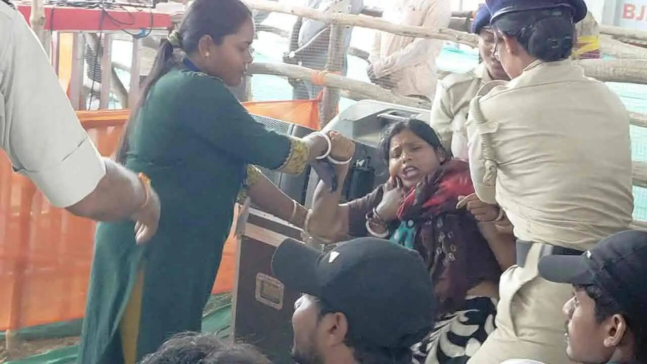 &nbsp;&nbsp;प्रधानमंत्री की सुरक्षा में सेंध, महिला ने बैरिकेड पार कर की मंच पर चढ़ने की कोशिश