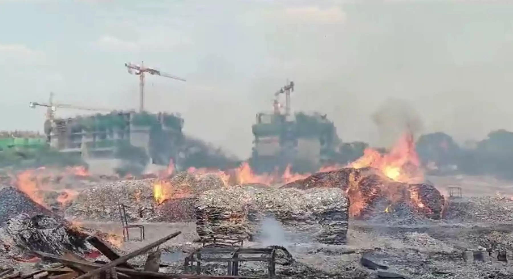   द्वारका एक्सप्रेस-वे किनारे लकड़ी के गोदाम में भडक़ी आग