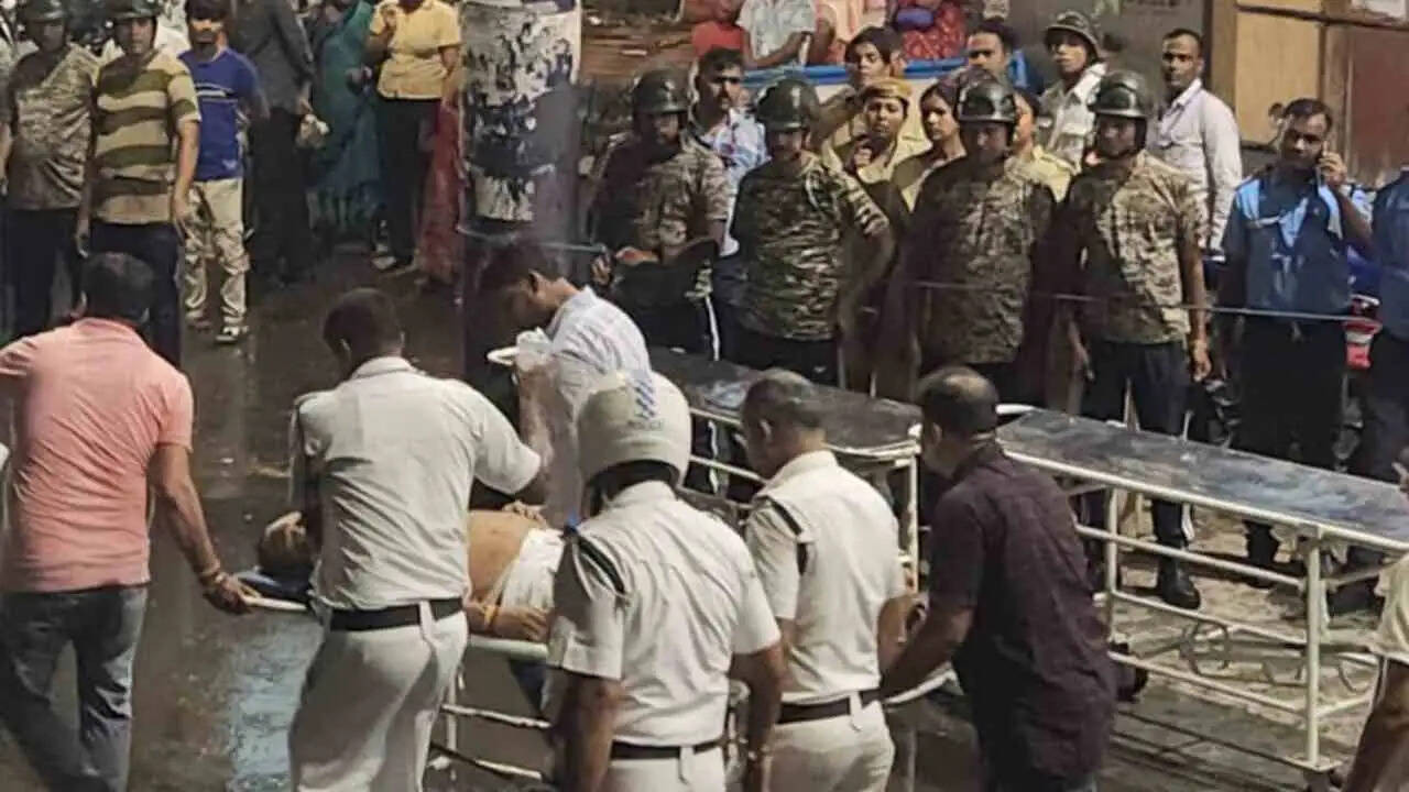 &nbsp;&nbsp;कोलकाता पूजा पंडाल हादसा: 18 की मौत, 12 हिरासत में; हाई कोर्ट के जज की निगरानी में एसटीएफ जांच की मांग