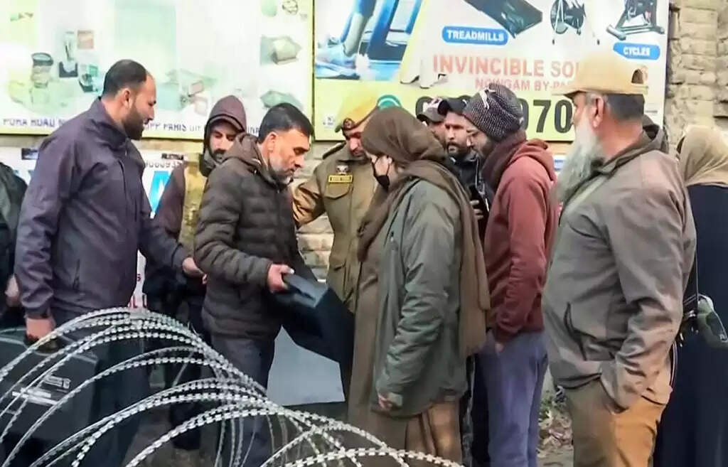 जम्मू-कश्मीर के नौगाम पुलिस स्टेशन के पास विस्फोट स्थल को एफएसएल ने जांच के लिए सील किया