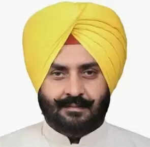 &nbsp;आआपा विधायक हरमीत सिंह पठानमाजरा पुलिस हिरासत से फरार, पुलिसकर्मी पर गाड़ी चढ़ाने का प्रयास