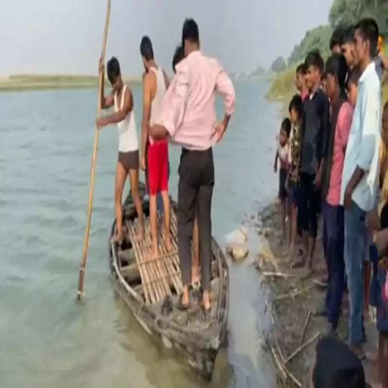 गंगा नदी में पलटी डेंगी, 9 किसानों को बचाया गया, एक लापता
