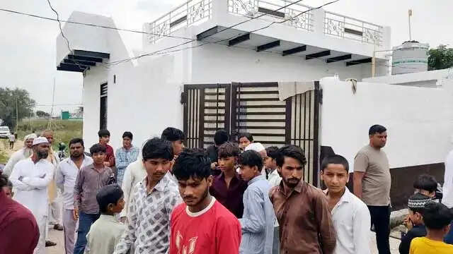 पूर्व सरपंच को बंधक बनाकर एक करोड़ की डकैती