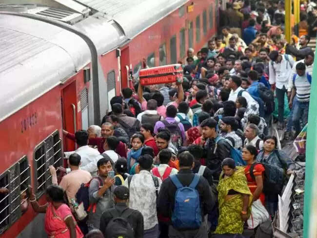 महाराष्ट्र के नासिक में कर्मभूमि एक्सप्रेस से गिरकर दो की मौत, एक घायल