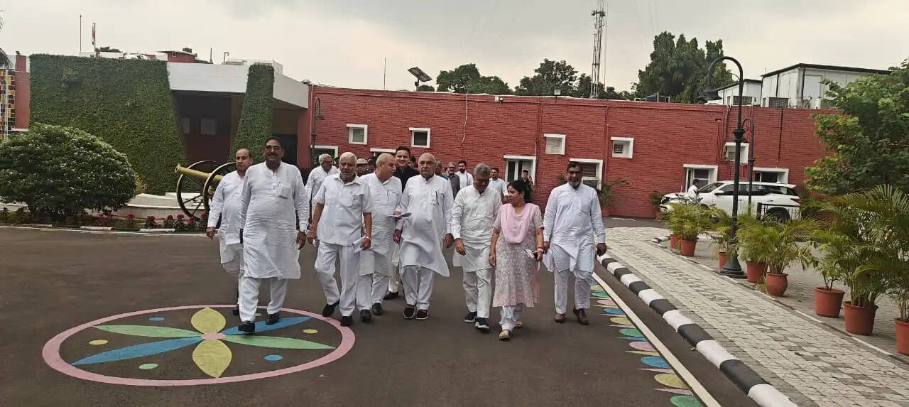 विधानसभा परिसर में विधायकों से धक्का-मुक्की के खिलाफ राज्यपाल के पास पहुंची कांग्रेस-पूर्व सीएम हुड्डा के नेतृत्व में मुलाकात कर दिया ज्ञापन