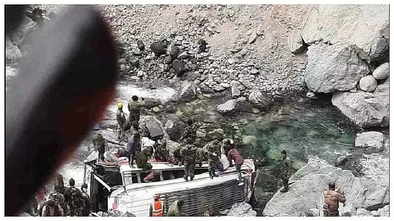 ट्रक खाई में गिरा, लद्दाख में 9 सैनिकों की मौत 
