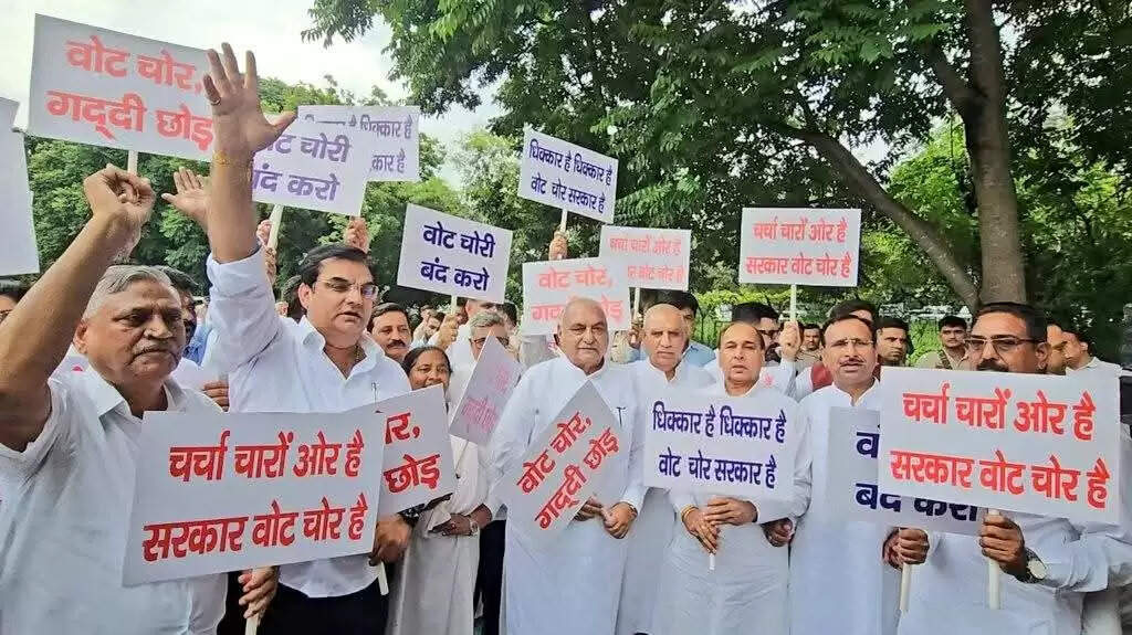 वोट चोरी के मुद्दे पर कांग्रेस ने सरकार व चुनाव आयोग को घेरा  -हुड्डा व उदयभान के नेतृत्व में कांग्रेस विधायकों ने किया पैदल मार्च  चंडीगढ़, 25 अगस्त (हि.स.)। हरियाणा में विधानसभा चुनाव के दौरान भाजपा पर वोट फर्जीवाड़े का आरोप लगाते हुए हरियाणा कांग्रेस के विधायकों ने सोमवार को चंडीगढ़ में रोष मार्च किया। वोट चोरी के मुद्दे पर कांग्रेस आज सदन के बाहर व भीतर खासी आक्रामक नजर आई।  हरियाणा कांग्रेस के विधायक सोमवार को सदन की कार्यवाही शुरू होने से पहले चंडीगढ़ स्थित कांग्रेस मुख्यालय में एकत्र हुए। यहां वोट चोरी के मुद्दे पर बैठक के बाद कांग्रेस अध्यक्ष उदयभान तथा पूर्व मुख्यमंत्री भूपेंद्र सिंह हुड्डा के नेतृत्व में सभी विधायकों ने विधानसभा की तरफ कूच किया। कांग्रेस विधायक हाईकोर्ट से विधानसभा की तरफ जाने वाली सडक़ के एक नंबर चैक पोस्ट पर एकत्र हुए और हाथों में वोट चोर, गद्दी छोड़ की तख्तियां लेकर विधानसभ की तरफ पैदल मार्च शुरू किया।  पत्रकारों से बातचीत में कांग्रेस अध्यक्ष ने कहा कि भाजपा की वोट चोरी अब सार्वजनिक हो चुकी है। भाजपा अब पूरे देश में बेनकाब हो चुकी है। हरियाणा में कई हलकों में वोट बढ़ी तो कई हलकों में जिंदा लोगों के ही वोट कट गए। पूर्व मुख्यमंत्री भूपेंद्र सिंह हुड्डा ने कहा कि हरियाणा में विधानसभा चुनाव में धांधली हुई है। कांग्रेस इस धांधली के बारे में प्रदेश की जनता को बताएगी।  भूपेंद्र सिंह हुड्डा ने कहा कि चुनाव आयोग अपनी साख गंवा चुका है और हरियाणा में उसने पूरी तरह बीजेपी के इशारे पर काम किया। यही वजह है कि प्रदेश में जो वोटिंग 1 अक्टूबर को होनी थी, वो 5 अक्टूबर को हुई। उस समय भी कांग्रेस ने चुनाव आयोग की मंशा और कार्यशैली पर संदेह जताया था और तारीख स्थगित करने का विरोध जताया था। इसके बाद तमाम एग्जिट पोल्स कांग्रेस की जीत दिखा रहे थे, बावजूद इसके मुख्यमंत्री ने 7 अक्टूबर बाकायदा प्रेस कॉन्फ्रेंस करके कहा कि बीजेपी की जीत के लिए सभी व्यवस्थाएं की जा चुकी हैं।  इससे पहले वोटिंग के 50 घंटे बाद भी दो तीन बार अलग अलग समय पर डेटा बदली हुई और परिणाम से मात्र 12 घंटे पहले, वोटों में अचानक से 2.5 प्रतिशत की वृद्धि दिखाई गई। इसके बारे में जिलेवार और विधानसभा वार डाटा करण सिंह दलाल की अध्यक्षता वाली जांच समिति की रिपोर्ट में रखा गया है।  काउंटिंग के दौरान यह भी देखा गया कि कई ईवीएम में 99 प्रतिशत बैटरी चार्ज मिली थी। इनकी शिकायत को चुनाव आयोग को की गई, लेकिन उसने नजरअंदाज कर दी और आज तक भी कोई सही उत्तर नहीं दिया गया।  कांग्रेस विधायक पैदल मार्च करते हुए सदन की कार्यवाही शुरू होने से पहले ही सदन के भीतर पहुंच गए जहां पहले से ही भाजपा के कई विधायक और मंत्री मौजूद थे। कांग्रेस विधायकों ने सदन के भीतर पहुंचकर वोट चोरी के विरोध में नारेबाजी शुरू कर दी। कांग्रेस विधायक कार्यवाही शुरू होने से पहले ही स्पीकर वेल में एकत्र हुए और ट्रेजरी बैंचों की तरफ नारेबाजी शुरू की। इसके जवाब में भाजपा विधायकों ने भी फर्जी वोट मामले में फंसे पूर्व कांग्रेसी मंत्री का नाम लेकर नारेबाजी शुरू कर दी। सदन की कार्यवाही शुरू होने से पहले करीब दस मिनट तक सदन के भीतर हंगामा होता रहा। इस बीच सदन की कार्यवाही शुरू हुई तो स्पीकर के चेयर पर आते ही सभी सदस्य शांत हुए।