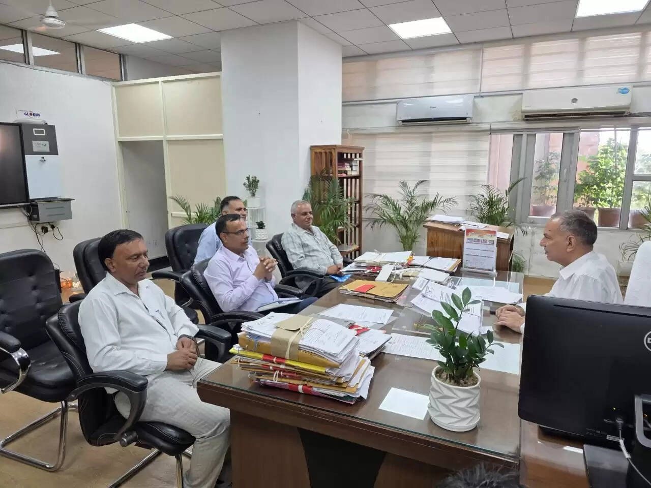  हेमसा ने ज्वाइंट डारेक्टर की मार्फत डारेक्टर व एसीएस के नाम सौंपा  ज्ञापन। 