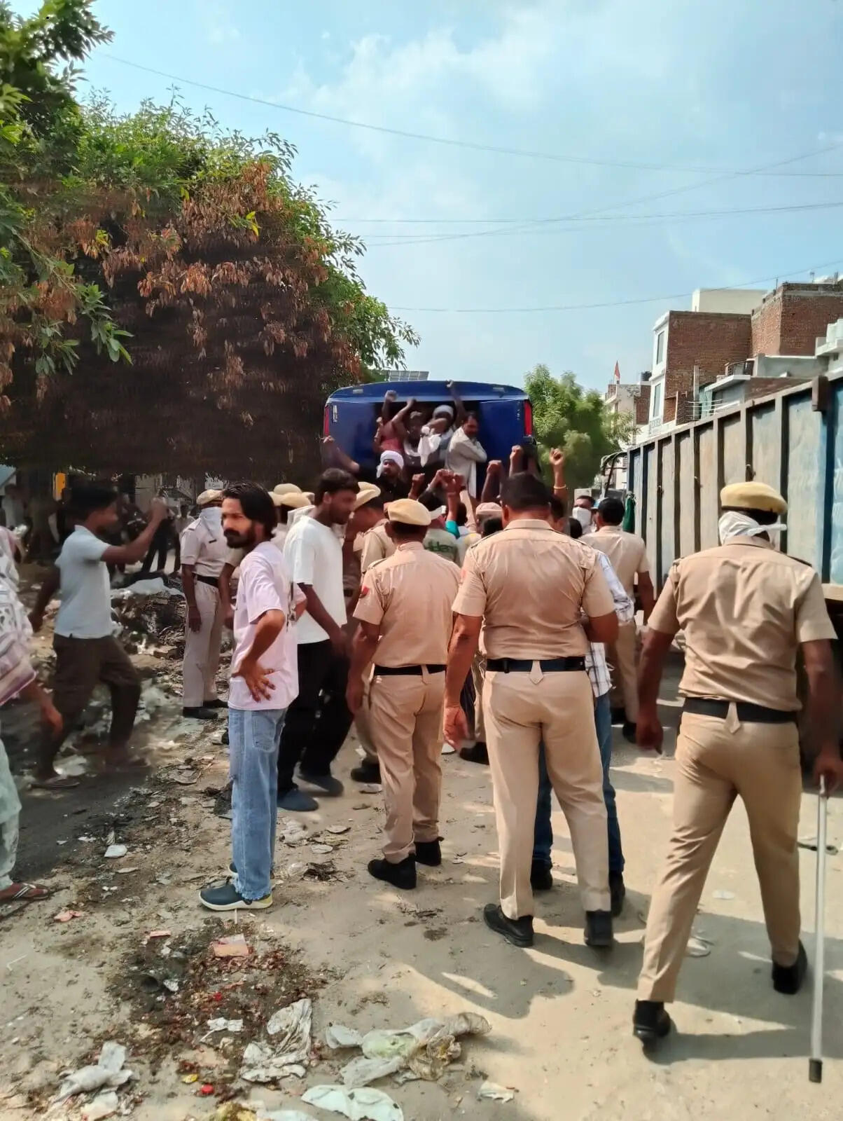 &nbsp;ट्रैक्टर-ट्रॉली की हवा निकाली, ठेकेदार-कर्मचारियों में तीखी नोकझोंक; 30 हिरासत में