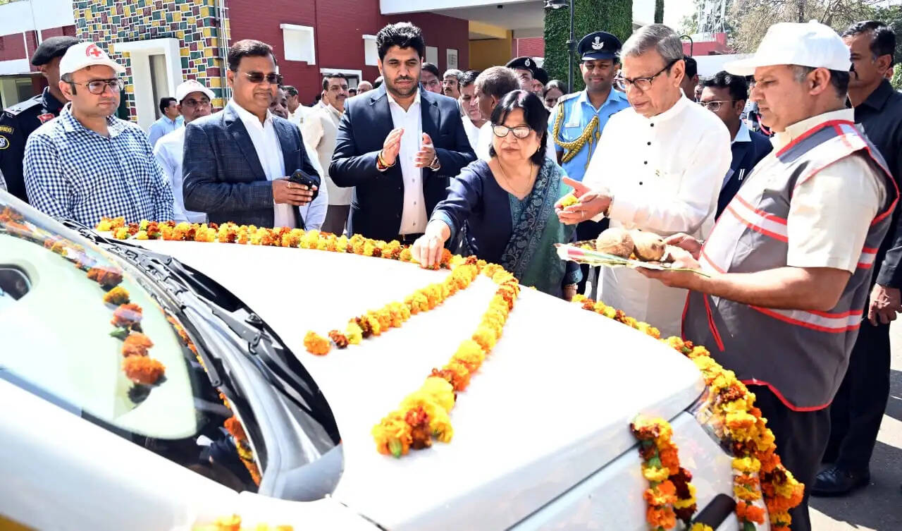 माननीय राज्यपाल हरियाणा प्रो. असीम कुमार घोष द्वारा रैडक्रास को भेंट किए 10 नए रोगी वाहन तथा पंचकुला के वृद्ध आश्रम में बुर्जुगों साथ मनाया अपना 82वां जन्म दिवस