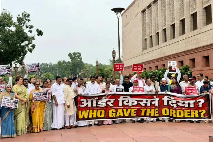 &nbsp;&nbsp;संसद भवन परिसर में इंडी गठबंधन का विरोध प्रदर्शन, छात्रों पर कार्रवाई और पैलेट गन के इस्तेमाल पर सरकार को घेरा